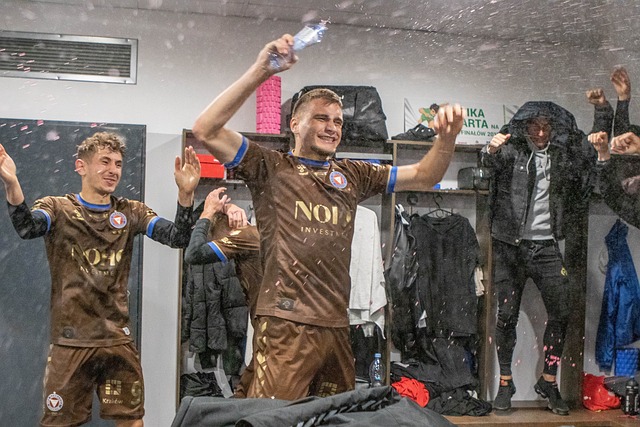 湖人125-119战胜灰熊：里夫斯爆发，稳住西部第四位置.